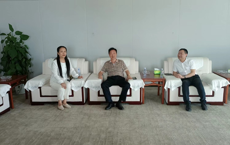 岳氏集團(tuán)董事長(zhǎng)岳平安、北京中郵鴻運(yùn)董事副總黃貴斌拜訪中展航空