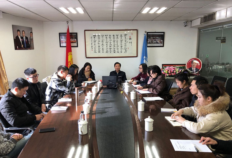 岳氏集團董事長、中醫(yī)藥康養(yǎng)委員會主任岳平安與北京全球商源文化傳播公司簽訂戰(zhàn)略合作協(xié)議